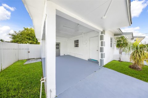 House in Miami Gardens, Florida 4 bedrooms, 230.21 sq.m. № 1976364 - photo 5