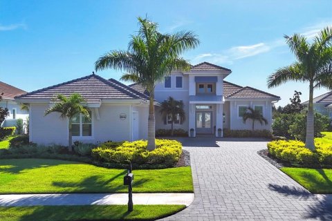 House in Lakewood Ranch, Florida 4 bedrooms, 331.66 sq.m. № 1900928 - photo 2