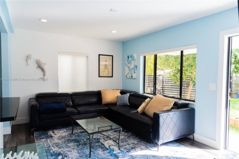 House in Miami, Florida 5 bedrooms, 135.73 sq.m. № 1875323 - photo 6