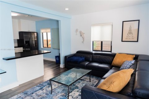 House in Miami, Florida 5 bedrooms, 135.73 sq.m. № 1875323 - photo 4