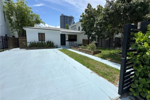 House in Miami, Florida 5 bedrooms, 135.73 sq.m. № 1875323 - photo 29
