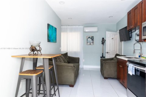 House in Miami, Florida 5 bedrooms, 135.73 sq.m. № 1875323 - photo 19