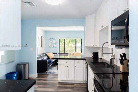 House in Miami, Florida 5 bedrooms, 135.73 sq.m. № 1875323 - photo 5