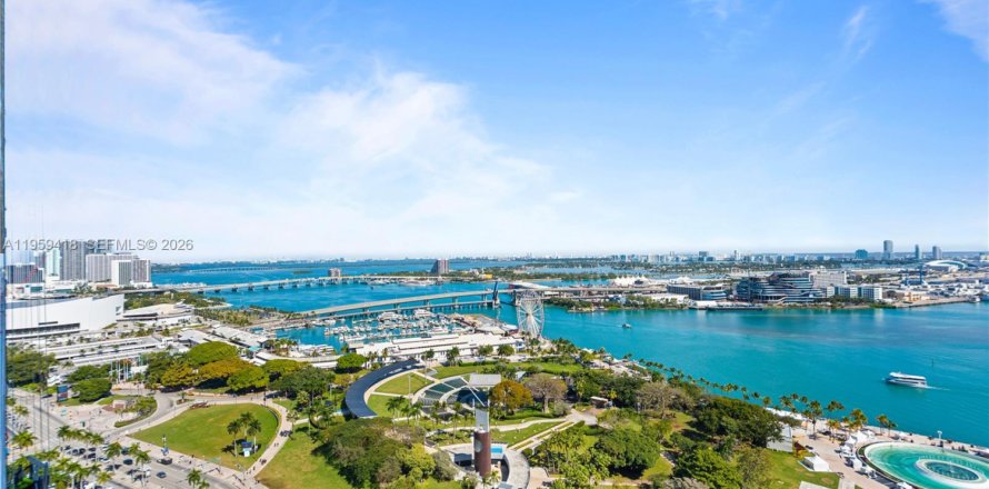 Condo in Miami, Florida, 3 bedrooms  № 2053017