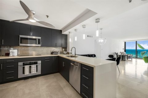 Купить кондоминиум в Майами-Бич, Флорида 3 спальни, 221.11м2, № 1941909 - фото 2