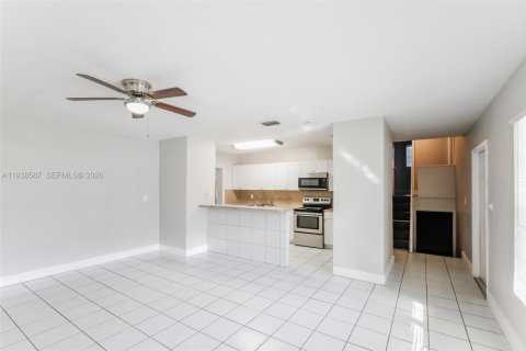 Casa en alquiler en Miami, Florida, 4 dormitorios, 205.96 m2 № 1996301 - foto 4