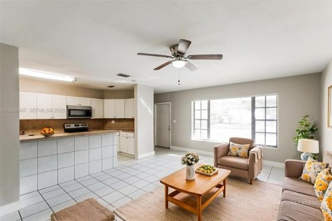 Casa en alquiler en Miami, Florida, 4 dormitorios, 205.96 m2 № 1996301 - foto 3