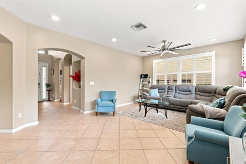 House in Lake Worth, Florida 4 bedrooms, 252.23 sq.m. № 2188630 - photo 13