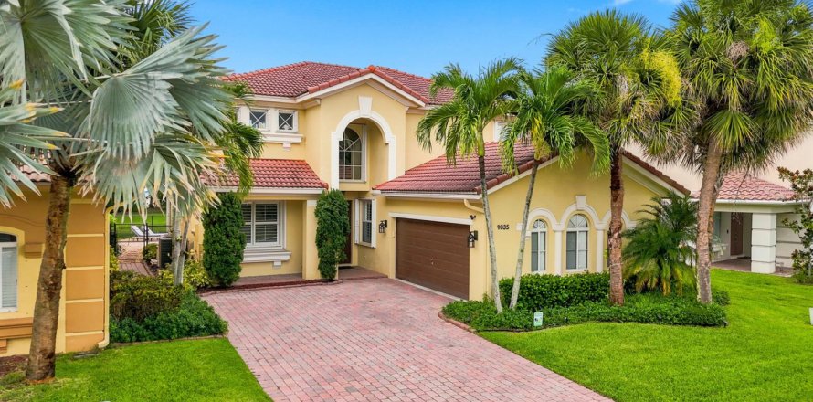 House in Lake Worth, Florida 4 bedrooms, 252.23 sq.m. № 2188630