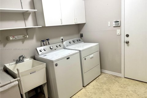 Casa en venta en Pembroke Pines, Florida, 4 dormitorios, 205.59 m2 № 1983036 - foto 28