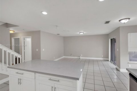 Casa en venta en Pembroke Pines, Florida, 4 dormitorios, 205.59 m2 № 1983036 - foto 5