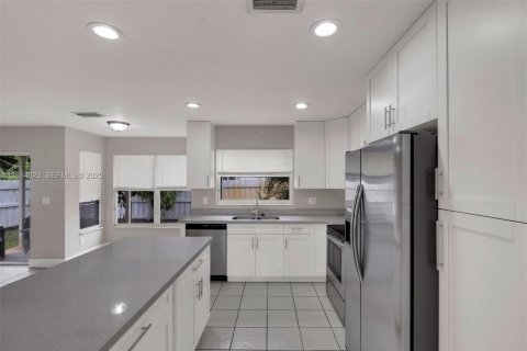 Casa en venta en Pembroke Pines, Florida, 4 dormitorios, 205.59 m2 № 1983036 - foto 10