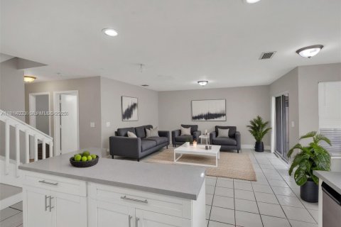 Casa en venta en Pembroke Pines, Florida, 4 dormitorios, 205.59 m2 № 1983036 - foto 4