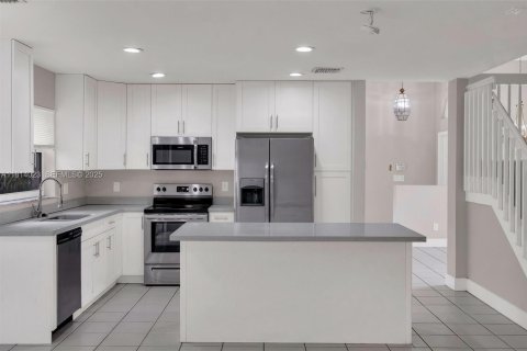 Casa en venta en Pembroke Pines, Florida, 4 dormitorios, 205.59 m2 № 1983036 - foto 3