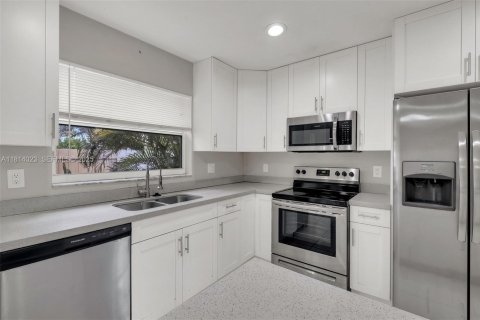 Casa en venta en Pembroke Pines, Florida, 4 dormitorios, 205.59 m2 № 1983036 - foto 2