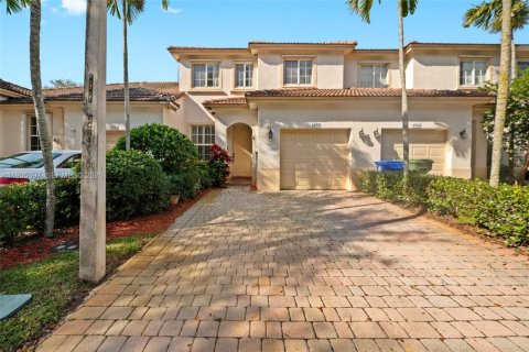 Townhouse in Pembroke Pines, Florida 3 bedrooms, 157.38 sq.m. № 2152549