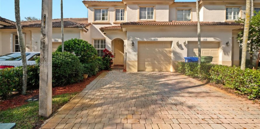 Townhouse in Pembroke Pines, Florida 3 bedrooms, 157.38 sq.m. № 2152549