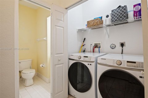 Townhouse in Pembroke Pines, Florida 3 bedrooms, 157.38 sq.m. № 2152549 - photo 23