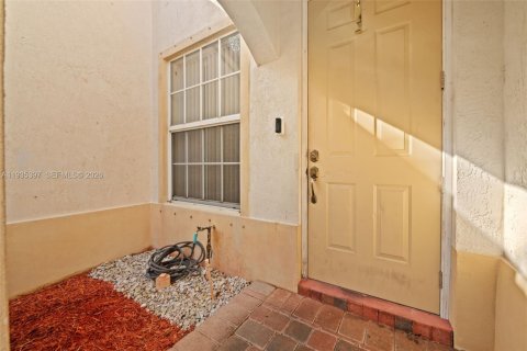 Townhouse in Pembroke Pines, Florida 3 bedrooms, 157.38 sq.m. № 2152549 - photo 3