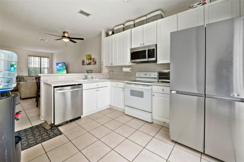 Townhouse in Pembroke Pines, Florida 3 bedrooms, 157.38 sq.m. № 2152549 - photo 8