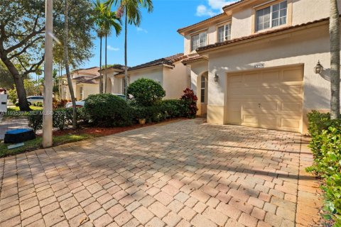 Townhouse in Pembroke Pines, Florida 3 bedrooms, 157.38 sq.m. № 2152549 - photo 2