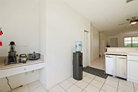 Townhouse in Pembroke Pines, Florida 3 bedrooms, 157.38 sq.m. № 2152549 - photo 9