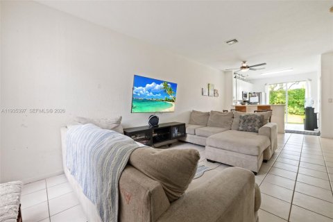 Townhouse in Pembroke Pines, Florida 3 bedrooms, 157.38 sq.m. № 2152549 - photo 4