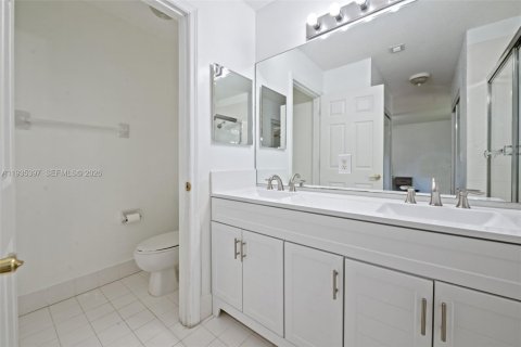 Townhouse in Pembroke Pines, Florida 3 bedrooms, 157.38 sq.m. № 2152549 - photo 16