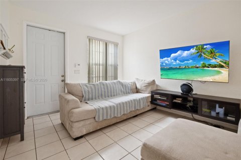 Townhouse in Pembroke Pines, Florida 3 bedrooms, 157.38 sq.m. № 2152549 - photo 5