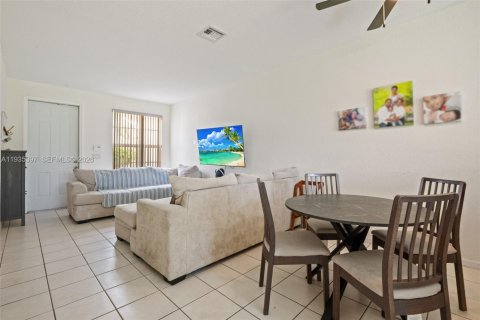 Townhouse in Pembroke Pines, Florida 3 bedrooms, 157.38 sq.m. № 2152549 - photo 6