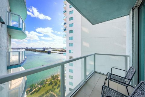 Condominio en alquiler en Miami, Florida, 1 dormitorio, 60.48 m2 № 1991048 - foto 1