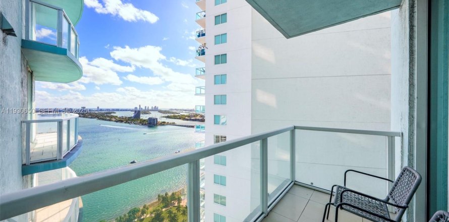 Condominio en Miami, Florida, 1 dormitorio  № 1991048