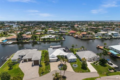 House in Cape Coral, Florida 4 bedrooms, 246.19 sq.m. № 2199064 - photo 2