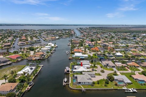 House in Cape Coral, Florida 4 bedrooms, 246.19 sq.m. № 2199064