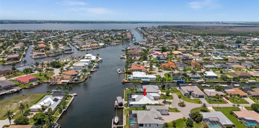 House in Cape Coral, Florida 4 bedrooms, 246.19 sq.m. № 2199064