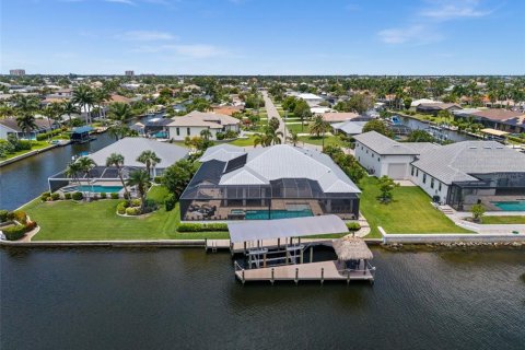 House in Cape Coral, Florida 4 bedrooms, 246.19 sq.m. № 2199064 - photo 4
