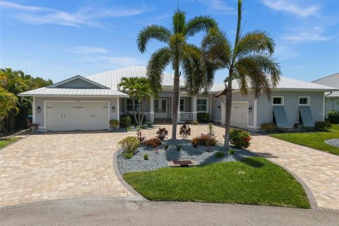 House in Cape Coral, Florida 4 bedrooms, 246.19 sq.m. № 2199064 - photo 3