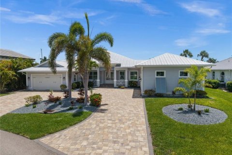 House in Cape Coral, Florida 4 bedrooms, 246.19 sq.m. № 2199064 - photo 9