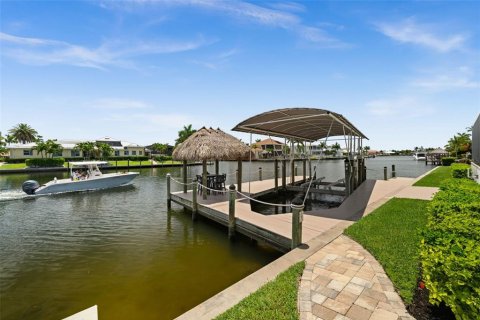 House in Cape Coral, Florida 4 bedrooms, 246.19 sq.m. № 2199064 - photo 5