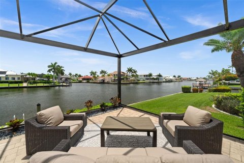 House in Cape Coral, Florida 4 bedrooms, 246.19 sq.m. № 2199064 - photo 8