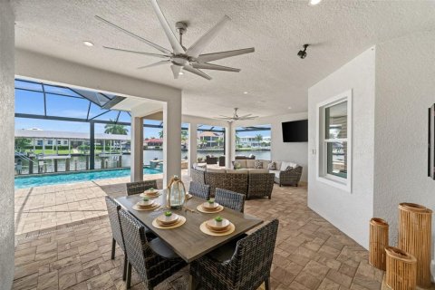 House in Cape Coral, Florida 4 bedrooms, 246.19 sq.m. № 2199064 - photo 30