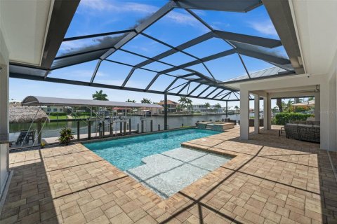 House in Cape Coral, Florida 4 bedrooms, 246.19 sq.m. № 2199064 - photo 6