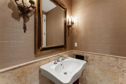 House in Key Biscayne, Florida 4 bedrooms, 340.58 sq.m. № 2030443 - photo 17