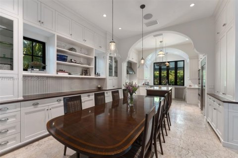 House in Key Biscayne, Florida 4 bedrooms, 340.58 sq.m. № 2030443 - photo 5