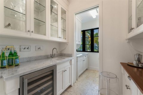 House in Key Biscayne, Florida 4 bedrooms, 340.58 sq.m. № 2030443 - photo 10