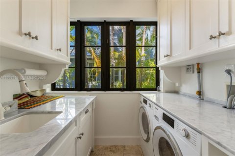 House in Key Biscayne, Florida 4 bedrooms, 340.58 sq.m. № 2030443 - photo 18