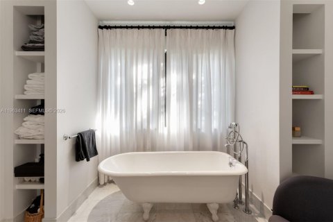 House in Key Biscayne, Florida 4 bedrooms, 340.58 sq.m. № 2030443 - photo 24