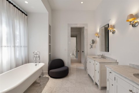 House in Key Biscayne, Florida 4 bedrooms, 340.58 sq.m. № 2030443 - photo 28