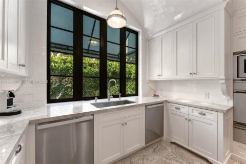 House in Key Biscayne, Florida 4 bedrooms, 340.58 sq.m. № 2030443 - photo 7