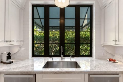 House in Key Biscayne, Florida 4 bedrooms, 340.58 sq.m. № 2030443 - photo 9